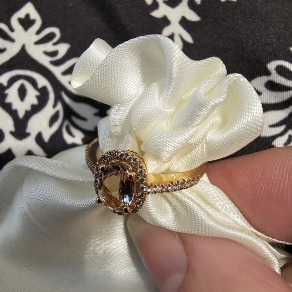 New, unworn. 10k 7/8 CT Morganite Oval Cut. - Picture 6 of 15